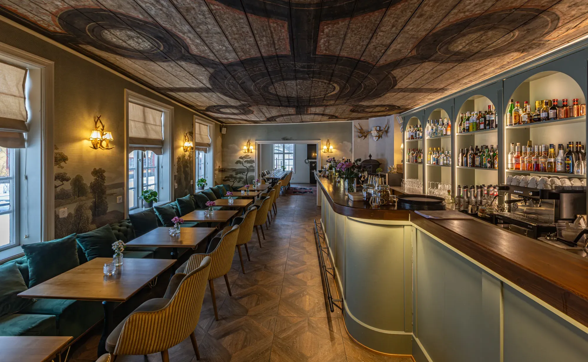 Die Restaurantbar und gedeckte Tische unter der bemalten Decke aus dem 17. Jahrhundert.