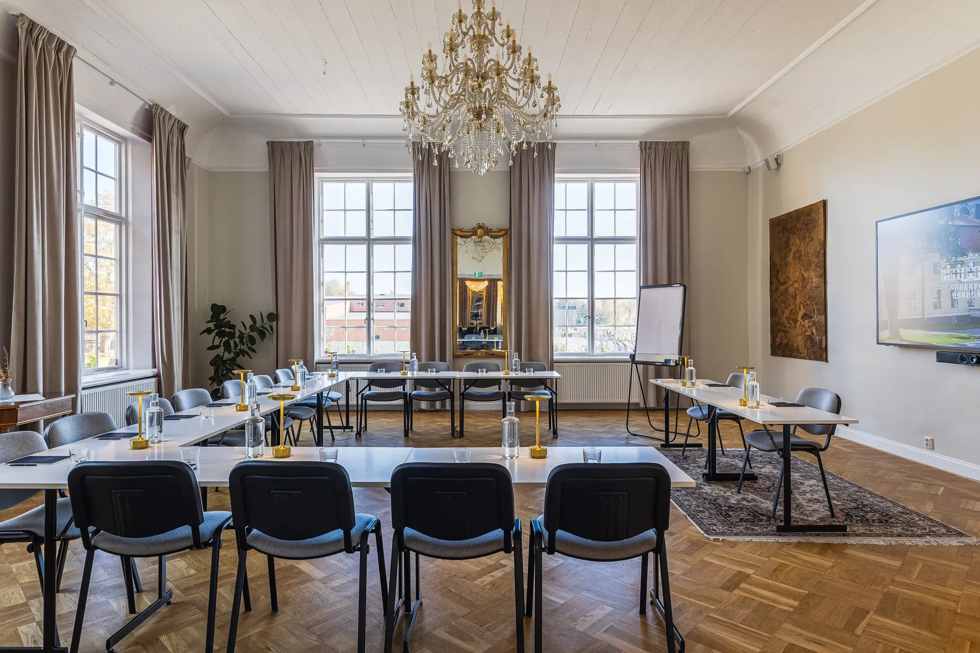 Depken in U-Form mit Bildschirm und Flipchart.