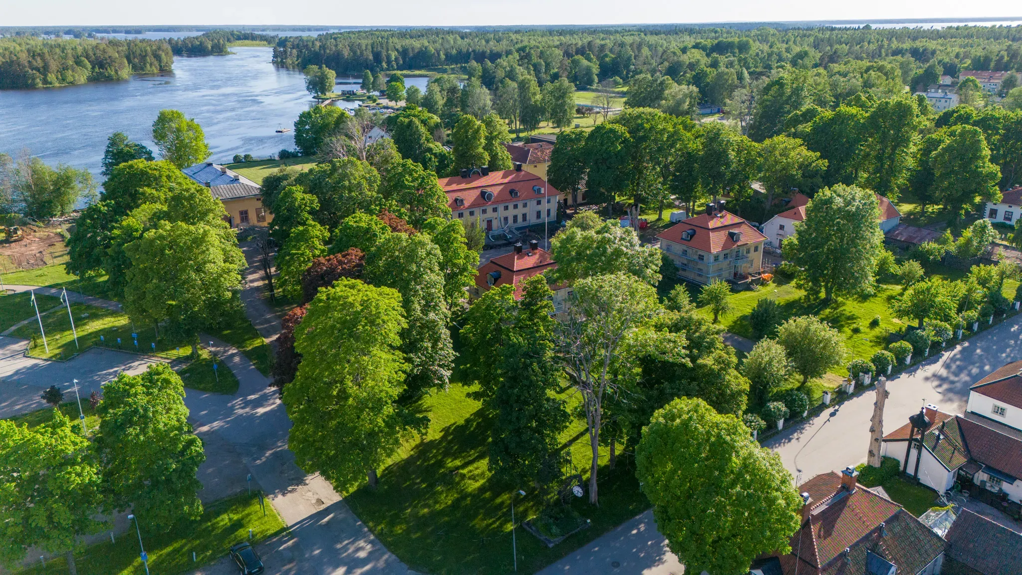 Luftaufnahme des Herrenhauses Söderfors, seines Parks und der Dalälven.