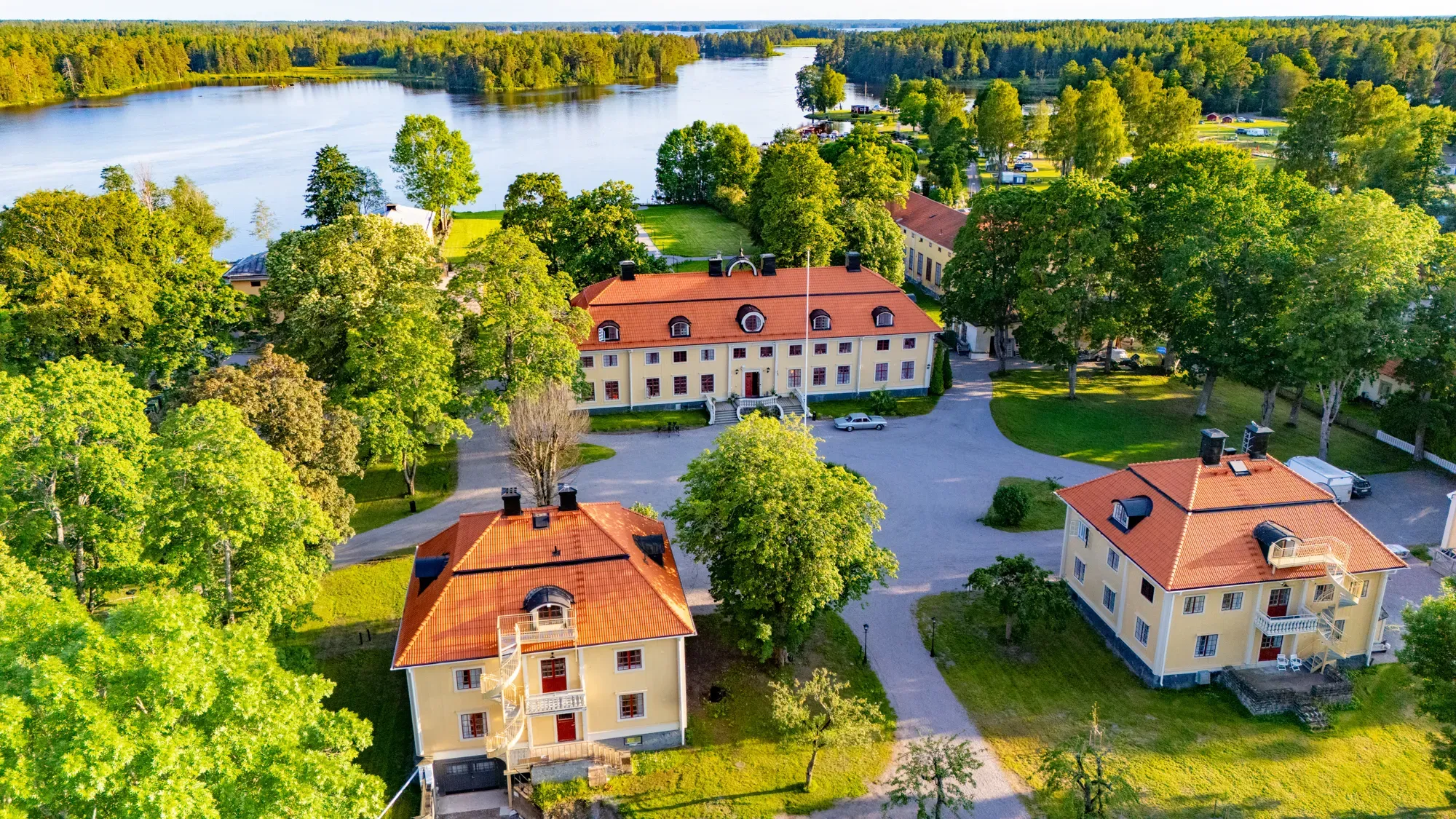 Luftaufnahme des Herrenhauses Söderfors und seines Parks.