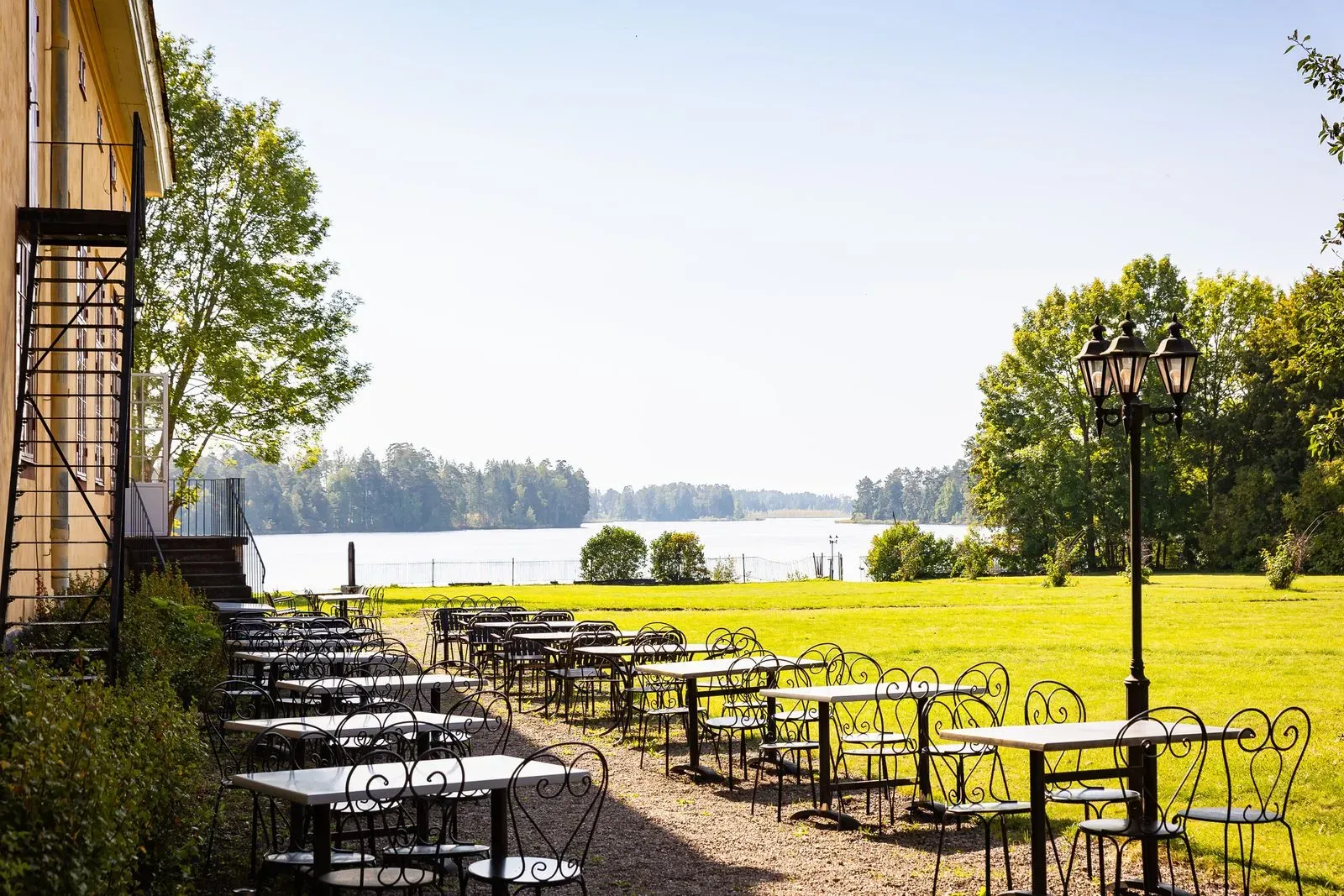 Gedeckte Tische im Restaurant mit Blick auf den Fluss.