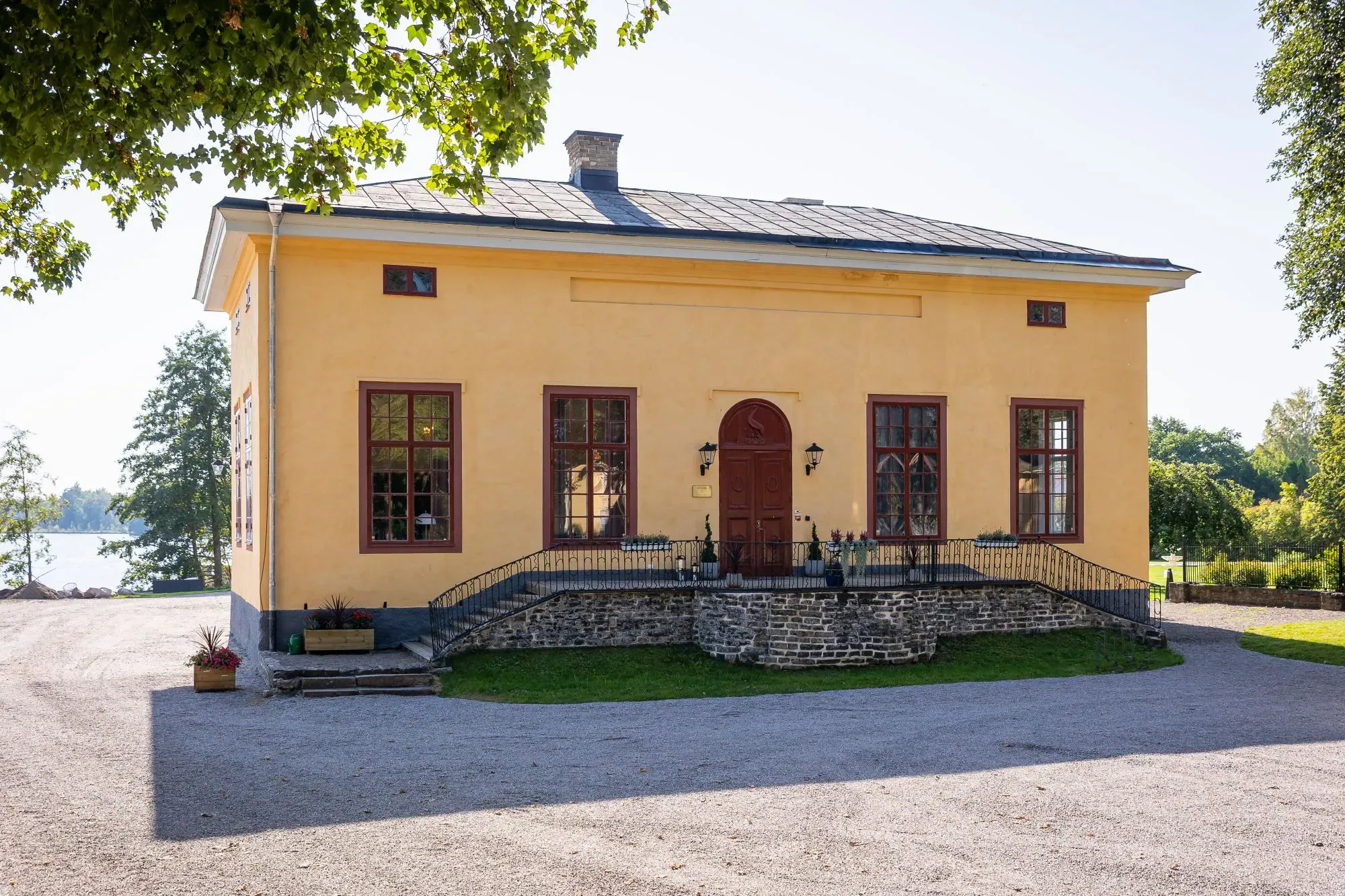 Gelbe Steinfassade und Eingang des Grillska-Hauses.