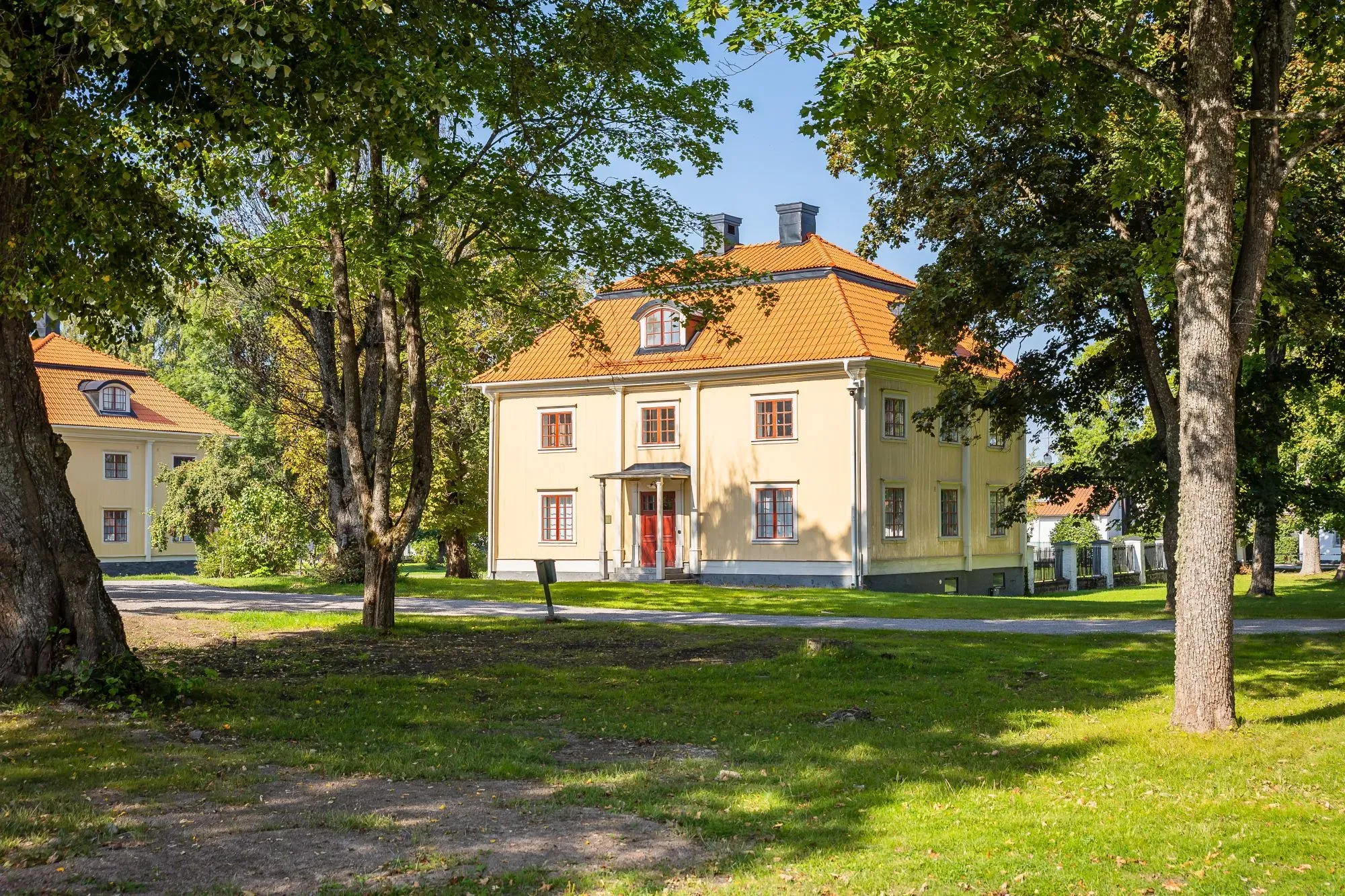 Der helle Flügel Ankarhuset am historischen Innenhof.