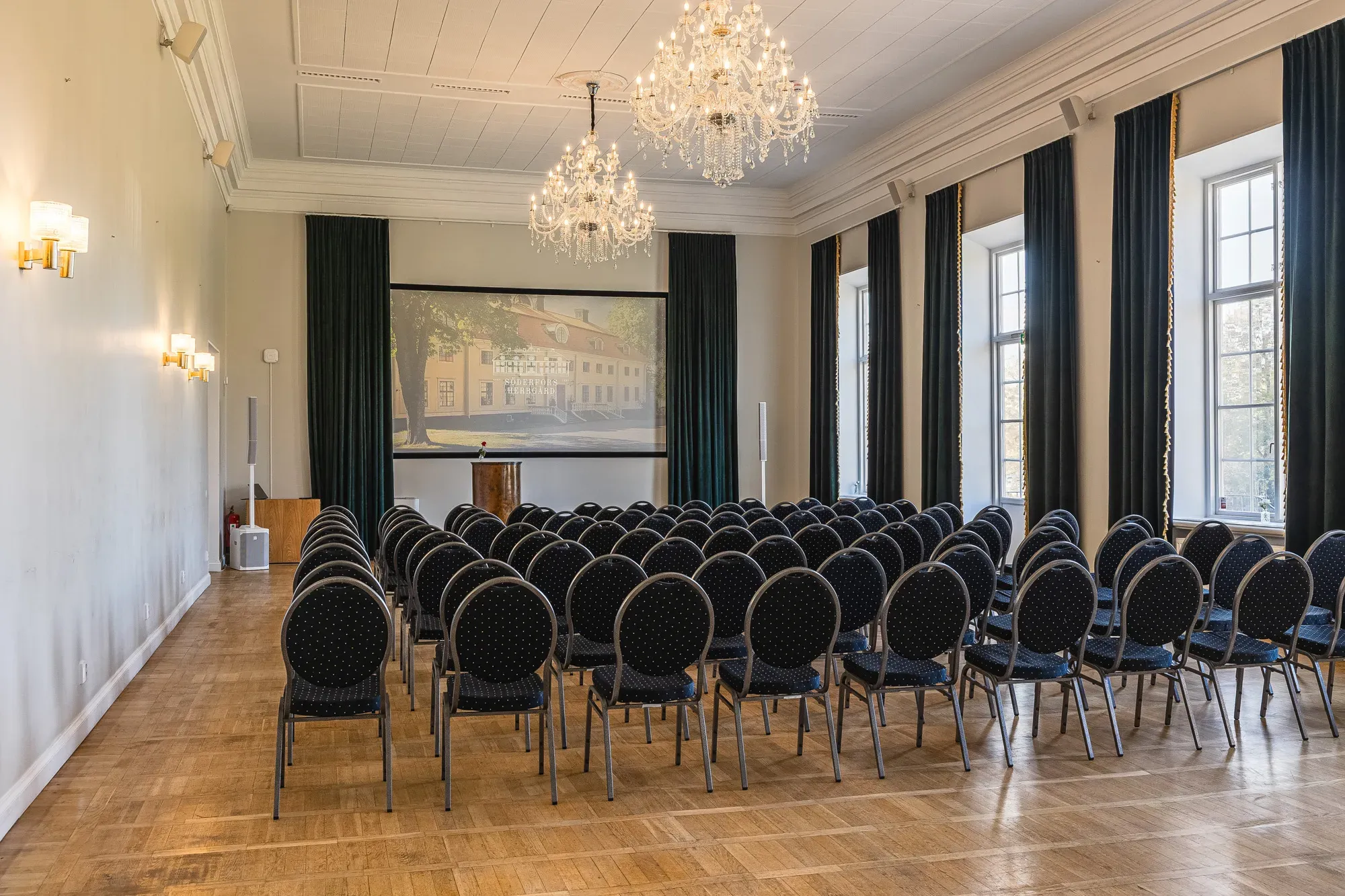 Grillska-Saal mit Theaterbestuhlung vor der Projektionsfläche.