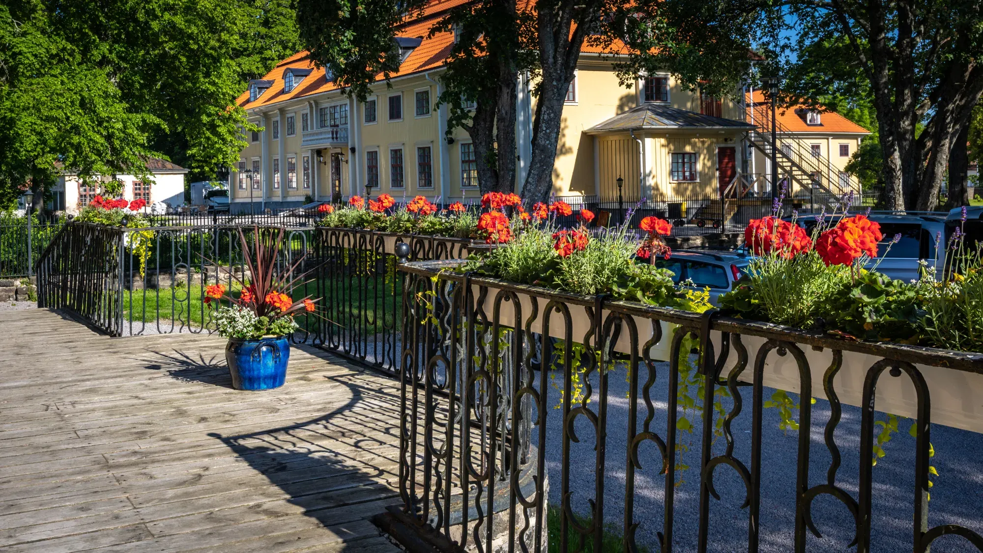 Das Herrenhaus Söderfors von der Kanalbrücke aus gesehen.