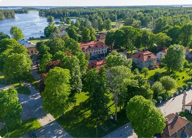 Aerial view of Söderfors Manor, the Dalälven, and surrounding greenery.