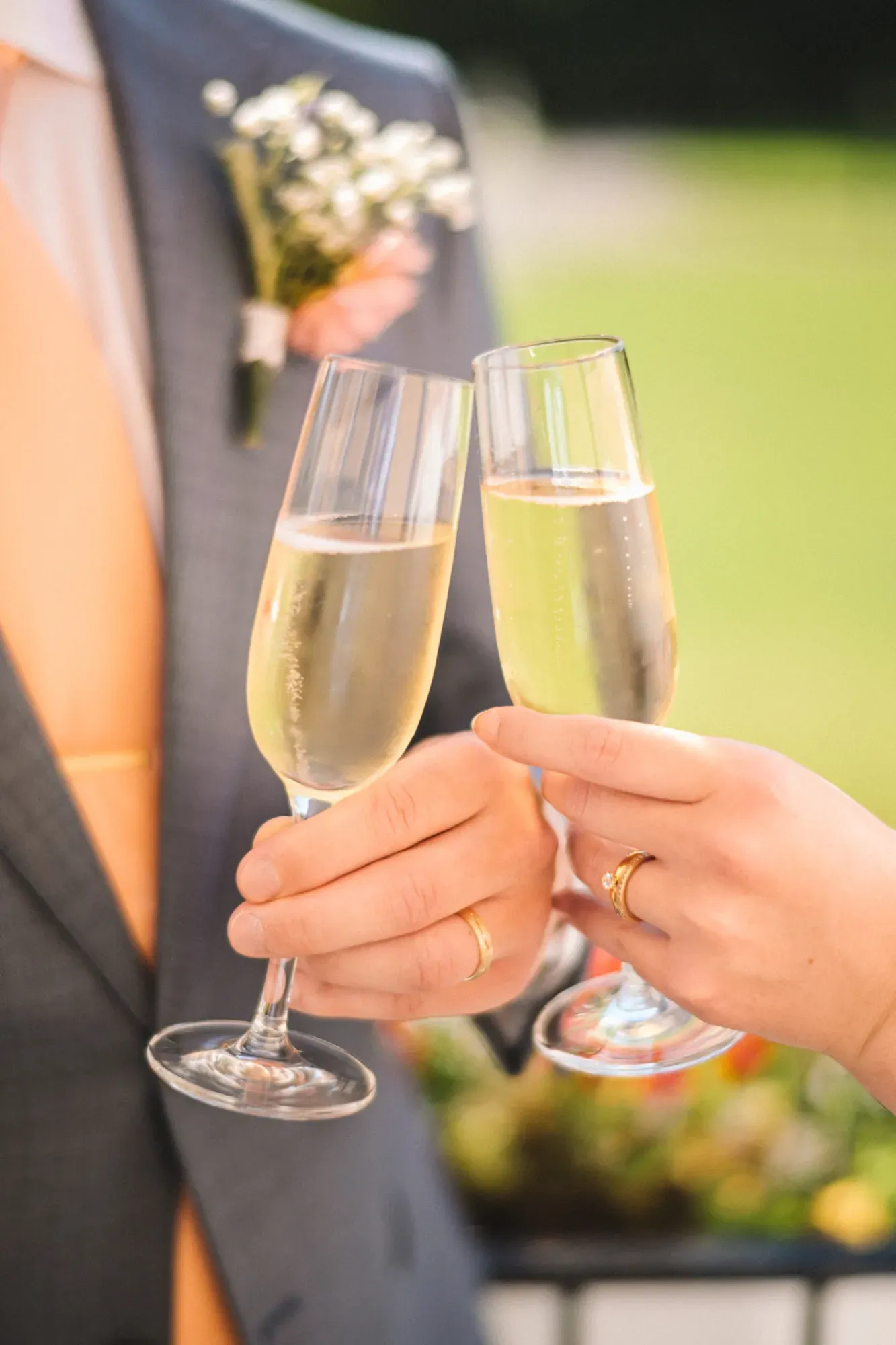 Ein Hochzeitspaar stößt mit Champagner an.
